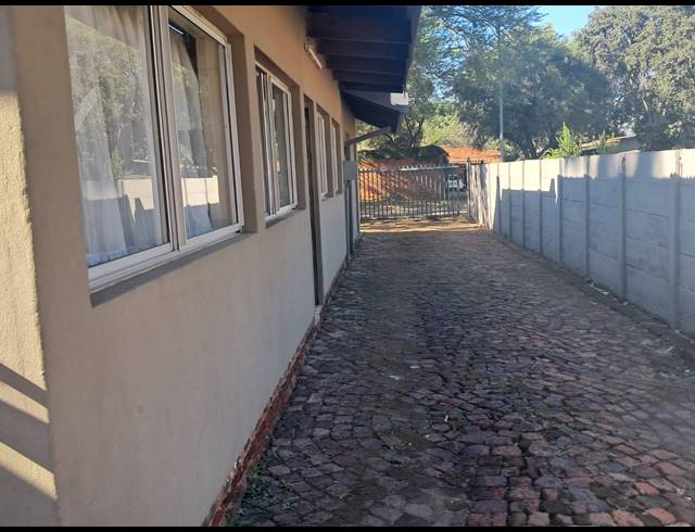5 BEDROOM HOUSE FOR SALE IN BRITS CENTRAL